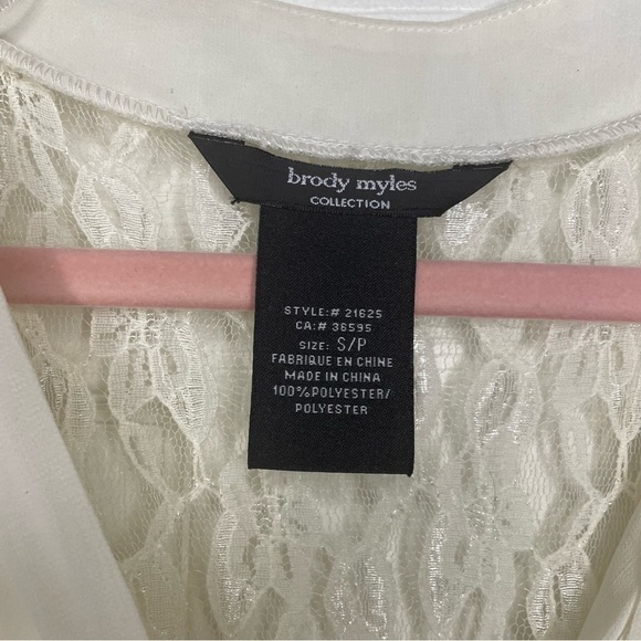 ⭐️Brody Myles collection white blouse - Picture 2 of 4